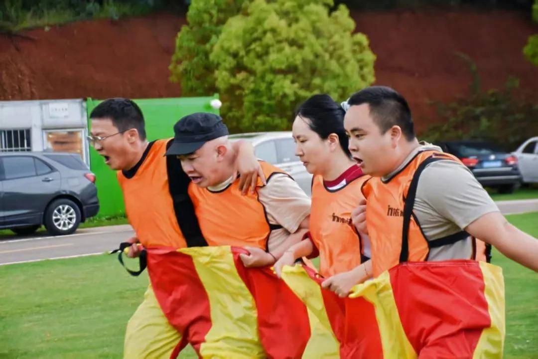 力争上游！选手们全力以赴冲刺的简单介绍