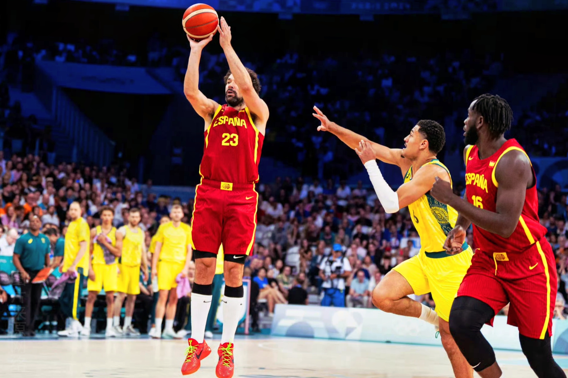 关于澳大利亚男篮逆转步行者，西蒙斯送出助攻的信息