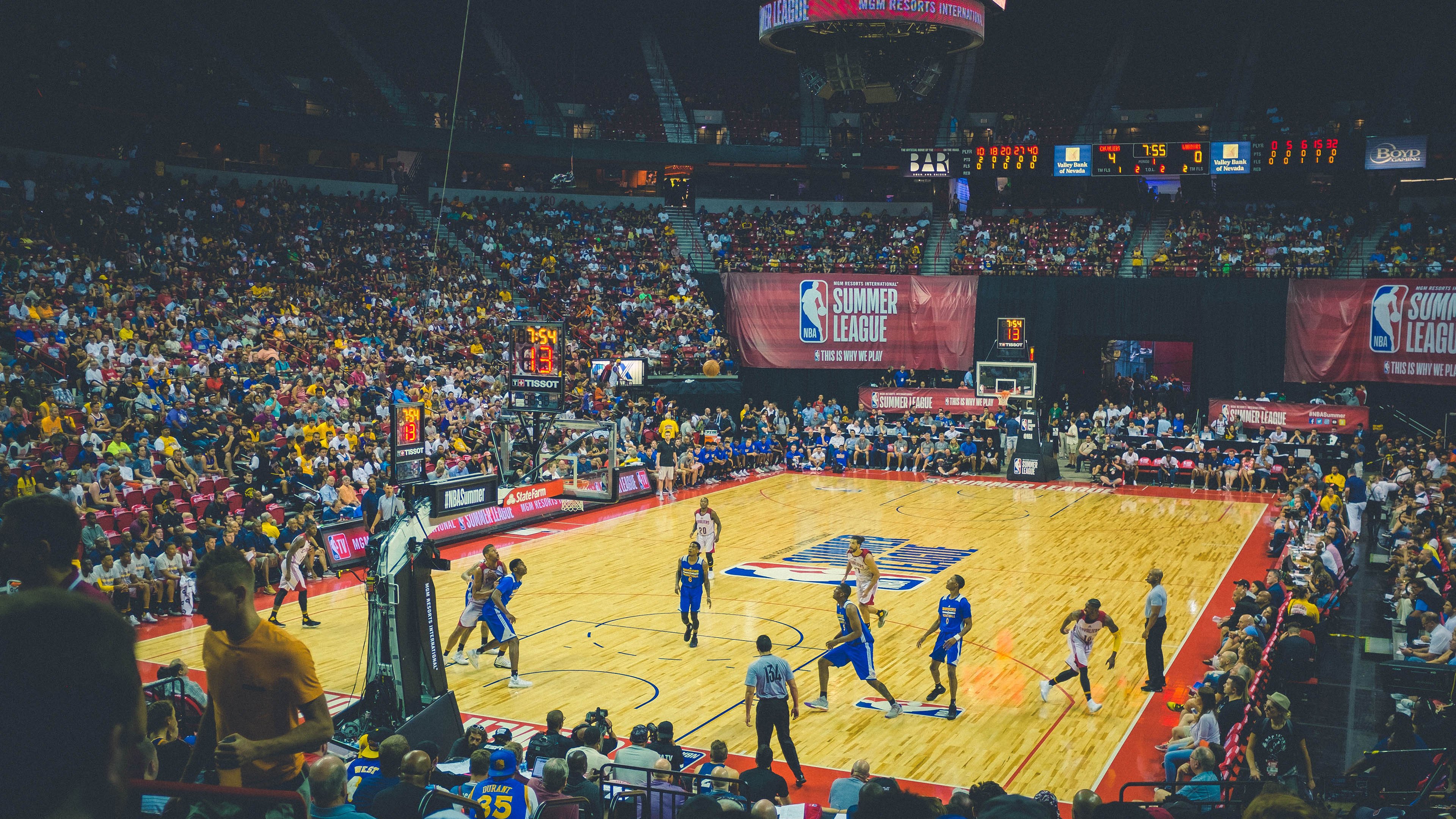 克莱·汤普森统治全场，雄鹿险胜太阳揭示冠军底蕴